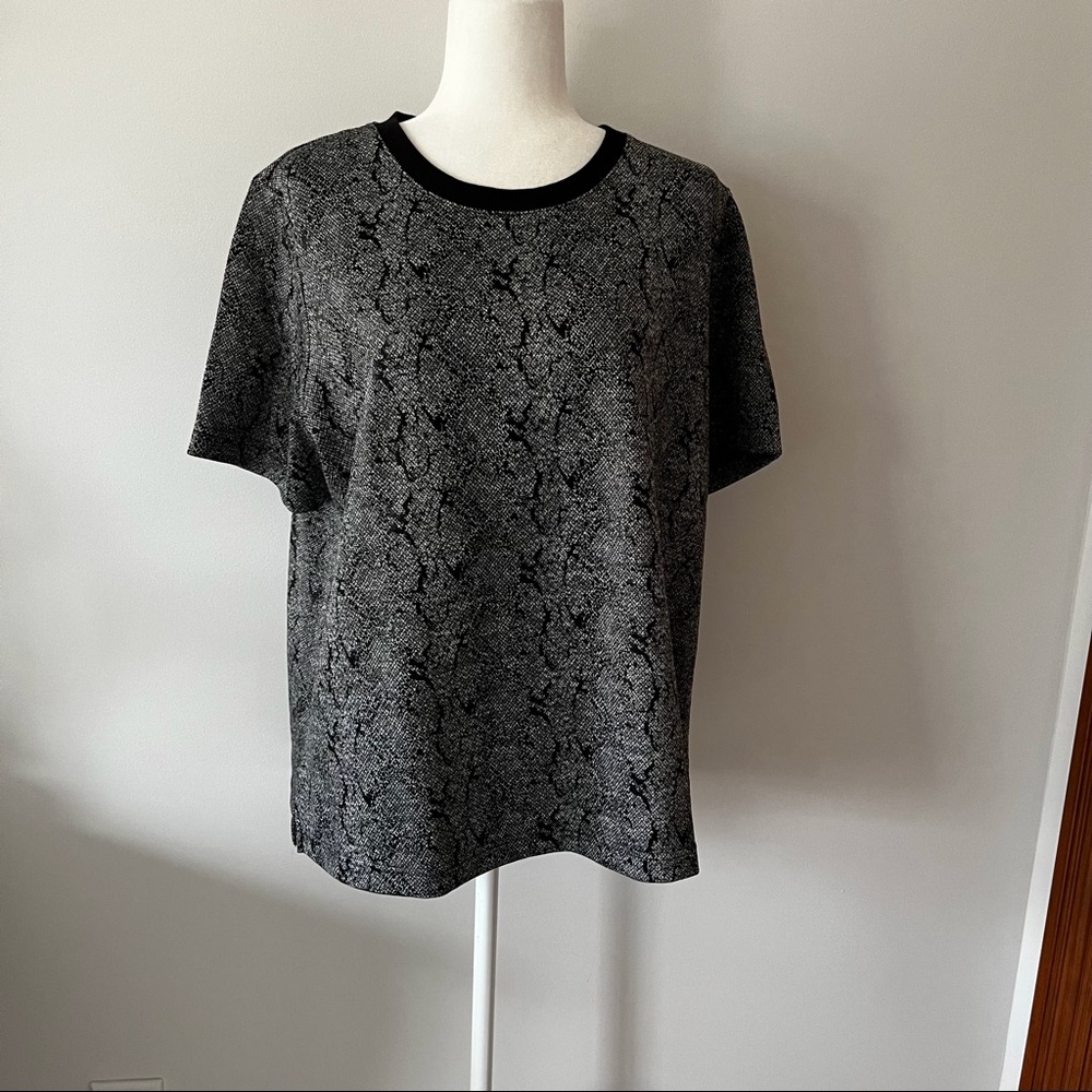 Short sleeve black and white snake print T-shirt